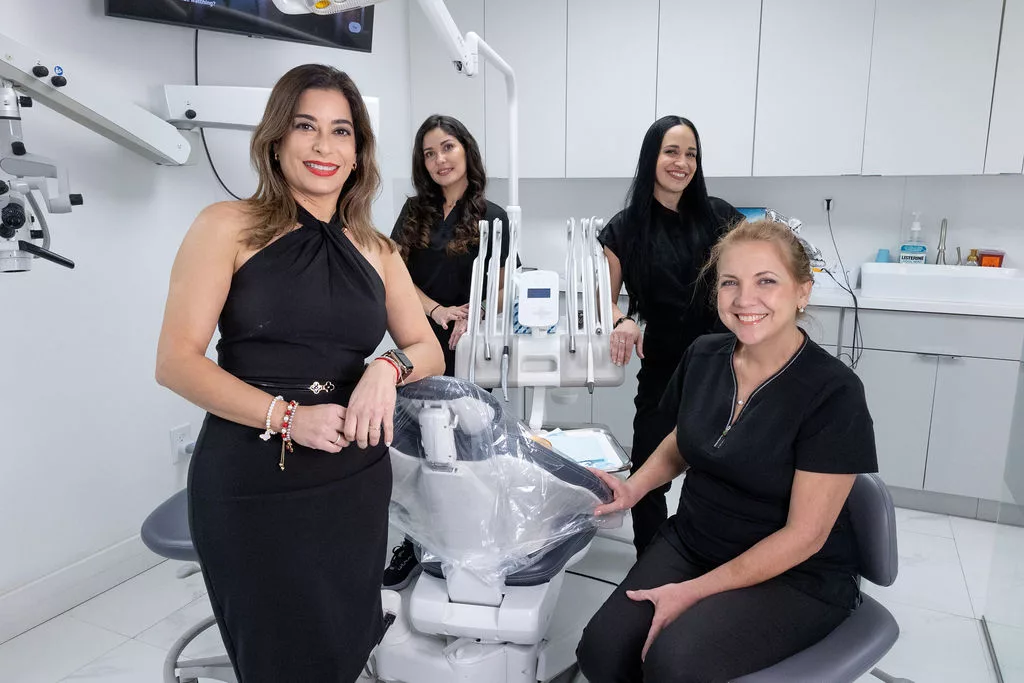 Paciente con brackets cerámicos en la clínica dental del Dr. G en Miami.